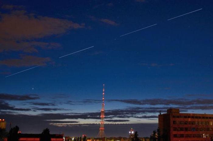Các vệ tinh Starlink của Space-X lướt qua bầu trời Kiev, Ukraine.