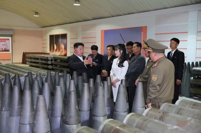 Có thể kể đến các sản phẩm tương tự của phương Tây từ Tập đoàn Rheinmetall Denel thuộc dòng Assegai, loại đạn này sử dụng động cơ đẩy và có thể đã được chuyển giao cho Ukraine để sử dụng ngoài chiến trường.