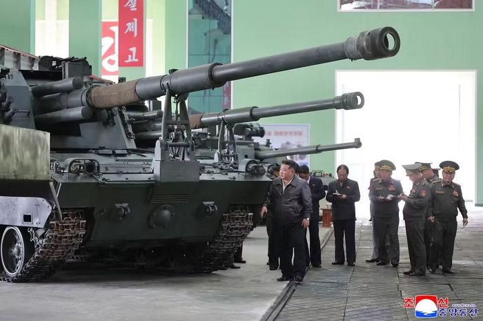 Theo hãng thông tấn trung ương Triều Tiên (KCNA), dây chuyền sản xuất loại pháo tự hành mới đã được trình diễn cho Chủ tịch Kim Jong-un quan sát, cuộc thử nghiệm bắn đối với loại đạn cải tiến cũng đã được tiến hành.