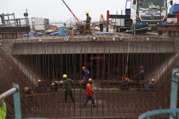 Đối với hạng mục đúc hẫng, tiến độ đang được duy trì ổn định với chu kỳ 8 ngày/đốt, đúng cam kết. Mỗi đốt dầm dài khoảng 5m, toàn cầu có 27 đốt và 1 đốt hợp long. Riêng tại trụ 15, chỉ còn 2 dây văng là hoàn tất phần kết cấu dây.