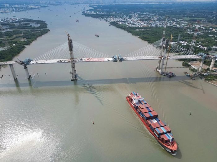 Cầu Phước Khánh dài hơn 3km, rộng gần 22m, được thiết kế theo dạng cầu dây văng với tĩnh không 55m. Đây là một trong hai cây cầu lớn nhất trên tuyến cao tốc Bến Lức - Long Thành, kết nối khu vực Cần Giờ (TPHCM) với Nhơn Trạch (Đồng Nai).