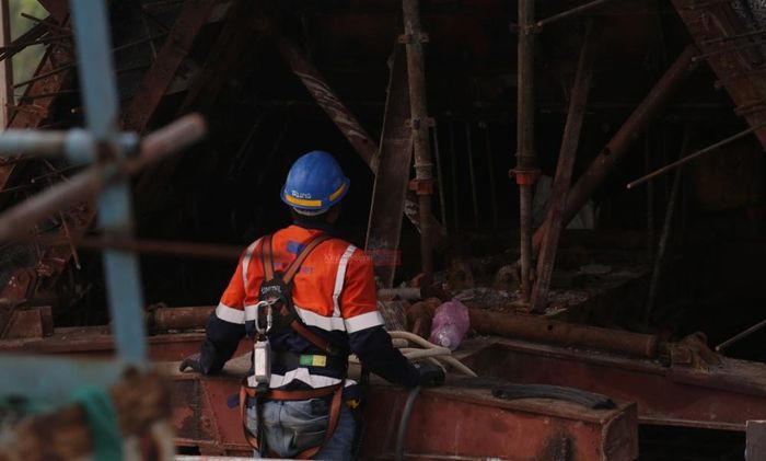 Ông Lê Văn Khánh, tư vấn giám sát cầu Phước Khánh, cho biết để đảm bảo tiến độ, nhà thầu tổ chức thi công liên tục 3 ca, 4 kíp. Tổng khối lượng toàn dự án hiện đạt khoảng 95% và dự kiến hoàn thành vào tháng 7-2026.