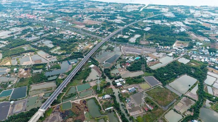 Đoạn đường trên cao phía TPHCM và Đồng Nai đã được thảm nhựa, sẵn sàng kết nối khi cầu hợp long. Trong ảnh là hướng tuyến phía TPHCM.