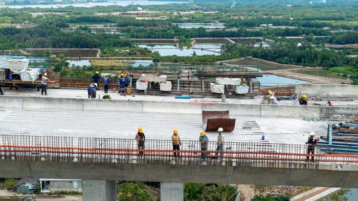"Các đơn vị duy trì nhịp độ thi công cao. Ban ngày, mỗi trụ cầu duy trì khoảng 80 - 85 kỹ sư, công nhân; ban đêm có từ 40 - 50 người bám trụ cùng lực lượng giám sát túc trực 24/24", ông Khánh cho biết.