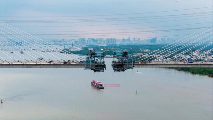 Khoảng cách giữa hai nhịp cầu đang được rút ngắn đáng kể, thời điểm nối liền đã rất gần.