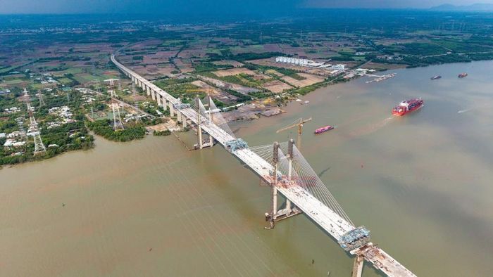 Sau khi hợp long, các hạng mục như lan can, thảm bê tông nhựa và hệ thống chiếu sáng sẽ được triển khai ngay trong tháng 7. Dự kiến đến tháng 9-2026, toàn bộ mặt cầu sẽ hoàn thành theo kế hoạch.
