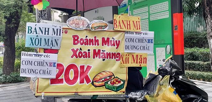 Một bảng hiệu bán bánh mì, xôi trên đường Nam Kỳ Khởi Nghĩa. Ảnh: H.T