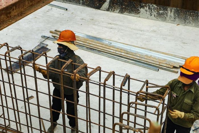 Không khí thi công diễn ra khẩn trương tại công trường dự án cải tạo kênh Thụy Phương những ngày đầu tháng 5-2026. Tại khu vực đầu nối kênh Thụy Phương với sông Tô Lịch, nhiều hạng mục đang bước vào giai đoạn nước rút. Trong đó, trạm bơm cũ đã được tháo dỡ hoàn toàn, nhường chỗ cho hệ thống trạm bơm mới hiện đại hơn.
