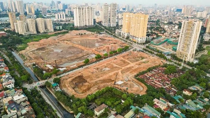 Từ trên cao, công trường hồ điều hòa Mễ Trì - Đồng Bông 2 hiện rõ giữa khu đô thị phía Tây Hà Nội.