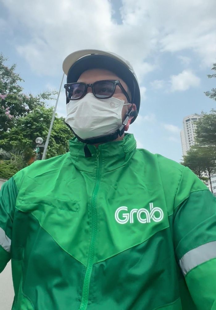  Hiếu hiện chạy xe công nghệ và nhận thêm các dự án riêng. 