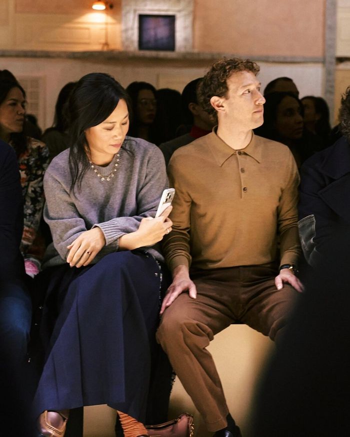  Những năm gần đây, Mark Zuckerberg bắt đầu xuất hiện với áo sơ mi Bode, ngồi hàng ghế đầu tại show Prada ở Tuần lễ thời trang Milan. Ảnh: New York Times. 