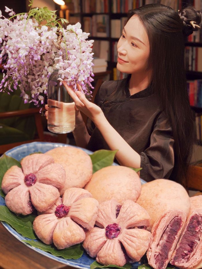  Lu Shi Yue làm bánh hoa tử đằng lấy cảm hứng từ mùa xuân.