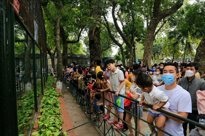  Người lớn, trẻ em tham quan Vườn thú Hà Nội, năm 2022. Ảnh: Tuấn Anh. 
