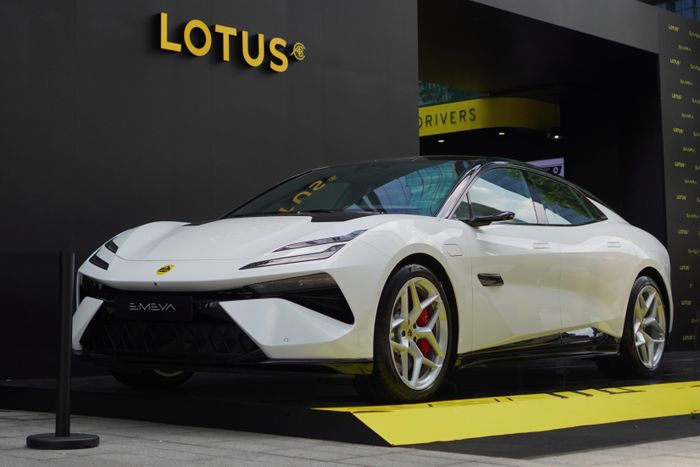 Lotus Emeya là mẫu xe thể thao được Lotus mang đến Việt Nam, hướng đến nhóm khách hàng mong muốn trải nghiệm "hyper-Grand Tourer" thuần điện.