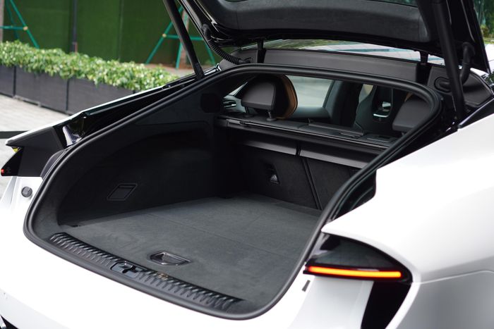 So với các mẫu xe thể thao, cốp của Lotus Emeya có độ sâu đáng kể. Với dung tích 509 lít, Emeya có thể chứa được 1-2 vali full-size.