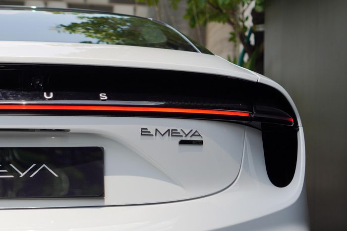 Bộ pin dưới sàn xe dung lượng 102 kWh, cho mẫu xe thể thao có thể di chuyển khoảng 600 km/lần sạc theo chuẩn CLTC.