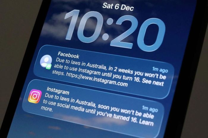 Thông báo từ mạng xã hội về việc khóa tài khoản theo quy định của Australia. Ảnh: Reuters.