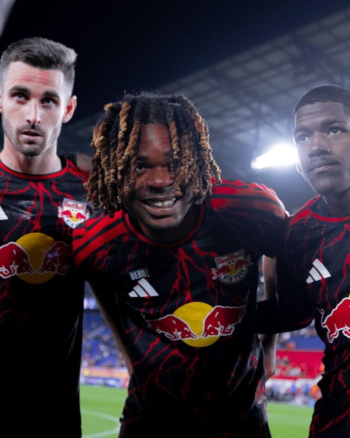  Joyeux Bungi (giữa) cùng miếng phù hiệu sau trận ra mắt MLS cho New York Red Bulls vào tháng 4. Ảnh: @redbullnewyork.