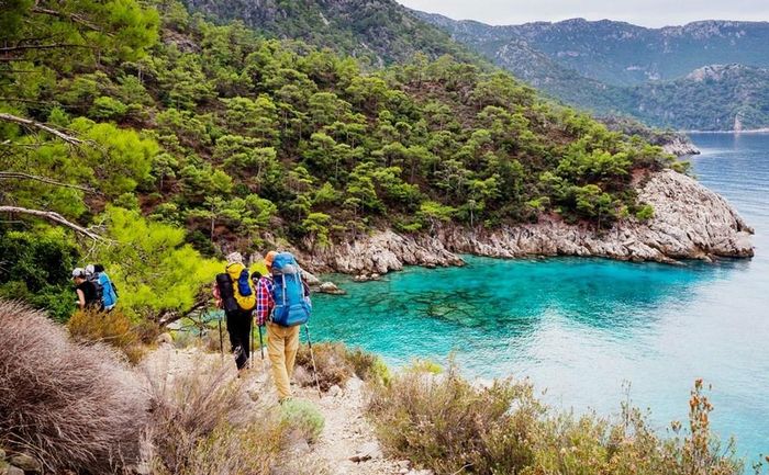 Đường Lycia là một tuyến đường đi bộ dài 760km, đi khoảng 35 ngày, chạy dọc theo bờ biển Lycia ở miền nam Thổ Nhĩ Kỳ, từ Fethiye đến Antalya