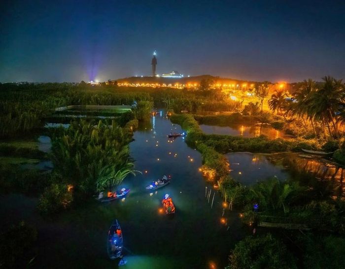 Lễ hội hoa đăng “Huyền ảo đêm Rừng dừa” tại điểm du lịch rừng dừa nước Tịnh Khê vào ngày 31.5. Ảnh Alex Cao