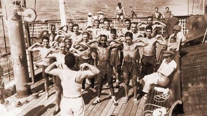 Các tuyển thủ tập thể lực trên boong tàu SS Conte Verde khi đi dự World Cup 1930