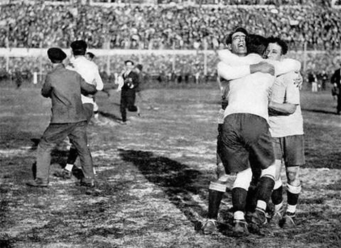 Các cầu thủ Uruguay ăn mừng sau chiến thắng 4-2 trước Argentina ở trận chung kết World Cup 1930