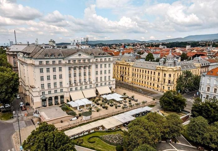 Khách sạn Esplanade Zagreb xinh đẹp, nơi đã đón những vị khách đầu tiên từ năm 1925, bây giờ vẫn giữ những chi tiết cổ điển theo phong cách Art Nouveau sau lần cải tạo cuối cùng vào năm 2004