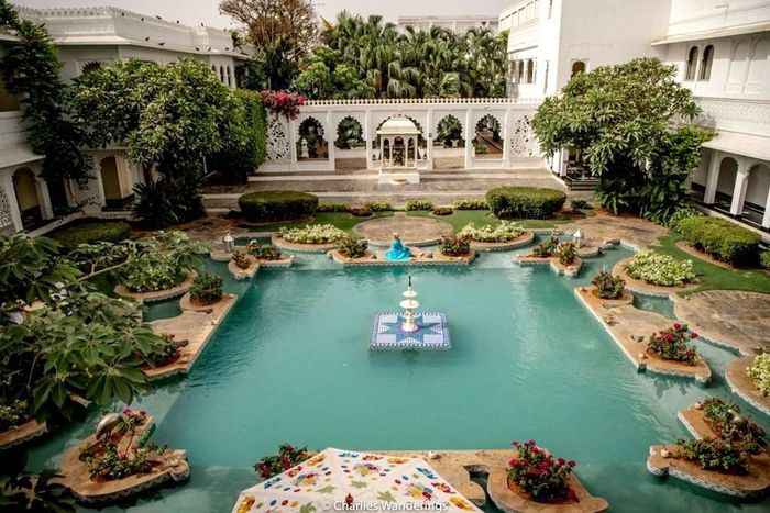 Taj Lake Palace gắn với câu chuyện riêng của Maharana Jagat Singh II, khiến không gian cung điện mang thêm sắc thái cá nhân