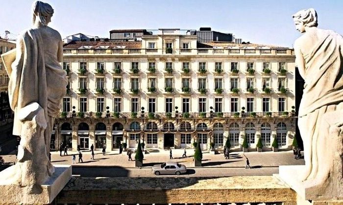 Nằm ngay trung tâm thành phố, đối diện với Nhà hát Opera Quốc gia Bordeaux, khách sạn InterContinental Bordeaux Le Grand là nơi lưu trú sang trọng nhất thành phố và vị trí của nó giữa khu phố cổ vô cùng hấp dẫn. Tòa biệt thự tư nhân trang nhã này được thiết kế vào thế kỷ XVIII bởi Victor Louis, kiến trúc sư cũng chính là người đã tạo ra nhà hát opera nổi tiếng ba năm trước đó