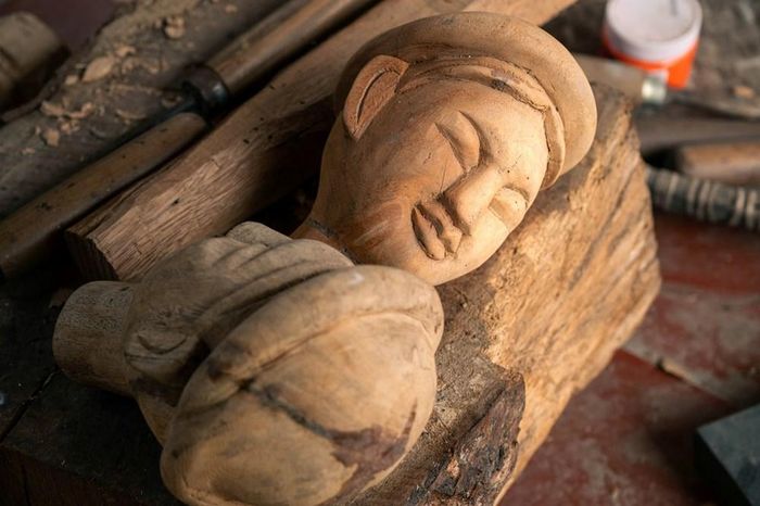 Sau công đoạn đục đẽo, con rối được chà nhám để làm mịn bề mặt. Tuy nhiên, nhiều nghệ nhân vẫn cố ý giữ lại vài nét thô mộc tự nhiên trên thân rối, để mỗi nhân vật không quá “trơn tru” khuôn mẫu mà vẫn mang vẻ chân thật, gần gũi riêng