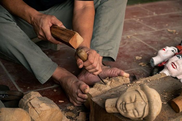 Từ những khối gỗ thô, người nghệ nhân bắt đầu tạo hình nhân vật. Mỗi nhát đục không chỉ là kĩ thuật chế tác mà còn gửi gắm thần thái, tính cách của từng nhân vật, từ lão nông, cô thôn nữ đến những hình tượng dân gian quen thuộc. Qua từng đường đẽo gọt, con rối dần hiện lên sống động, mang theo kinh nghiệm và cảm xúc của người làm nghề
