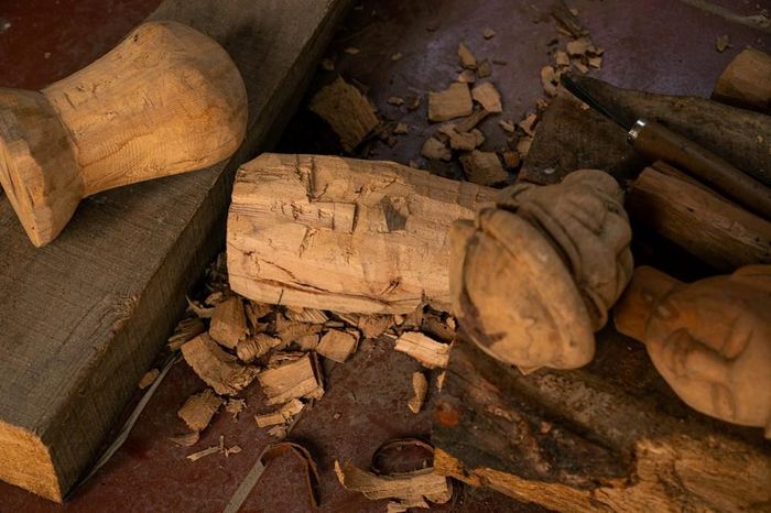 Hành trình tạo nên một con rối bắt đầu từ những khúc gỗ sung - loài cây quen thuộc nơi bờ ao, vườn nhà. Gỗ sung có đặc tính nhẹ, xốp, dễ đẽo gọt, giúp nghệ nhân thuận tay tạo hình và cũng giảm trọng lượng khi biểu diễn