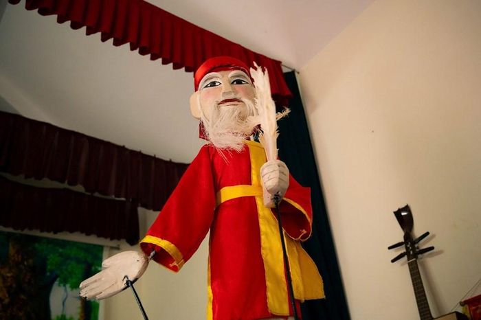 Nhân vật Lão Trượng - thường giữ vai trò dẫn dắt trong các tích trò, được tạo hình với kích thước lớn hơn để phù hợp không gian biểu diễn đông người. Chính vì vậy, việc điều khiển con rối này cũng phức tạp hơn, đòi hỏi nghệ nhân phải có kĩ thuật vững và sự phối hợp thật nhịp nhàng trong từng chuyển động