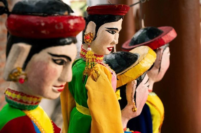 Lớp màu hoàn thiện giúp từng nhân vật hiện lên rõ thần thái hơn. Nếu trước kia nghệ nhân phải tận dụng những nguyên liệu dân dã như vôi, nhọ nồi hay nước cơm pha màu để sơn rối, thì nay việc sử dụng sơn công nghiệp đã thuận tiện hơn nhiều. Dẫu vậy, cách phối màu của rối Tế Tiêu vẫn giữ nét mộc mạc đặc trưng: tươi sáng, nổi bật nhưng không cầu kì và đậm tinh thần dân gian Bắc Bộ