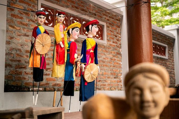 Khi phần thân hoàn thiện, con rối được khoác lên những bộ trang phục do chính nghệ nhân may thủ công. Chất liệu vải thật tạo độ mềm mại, giúp từng chuyển động trên sân khấu trở nên tự nhiên và uyển chuyển hơn. Từ đây, con rối dần hiện lên với diện mạo, thần thái và cá tính riêng của từng nhân vật