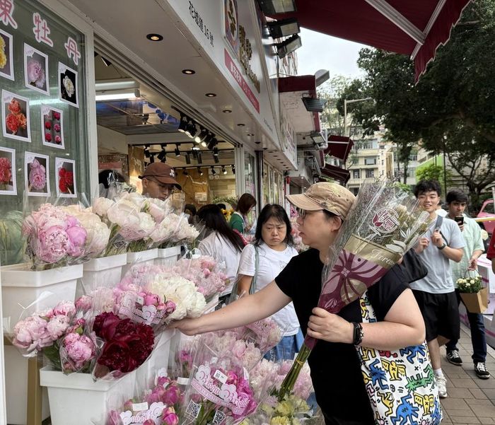Người dân Hong Kong chọn mua hoa tại chợ Mong Kok. Ảnh: Mạc Luyện - PV TTXVN tại Hong Kong