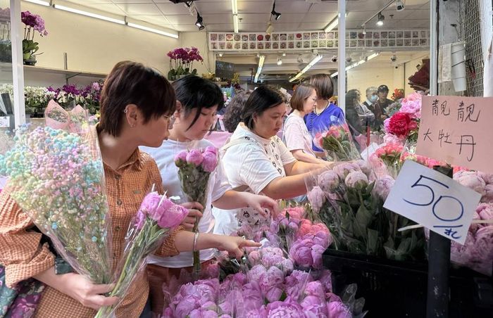 Chợ hoa Mong Kong luôn tấp nập người mua hoa trong dịp Ngày của mẹ. Ảnh: Mạc Luyện - PV TTXVN tại Hong Kong