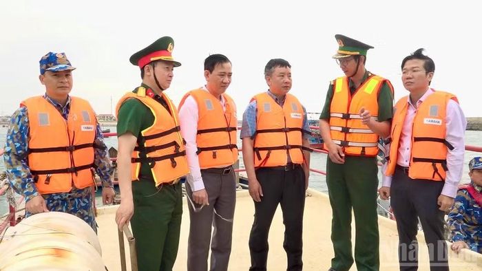 Phó Chủ tịch Ủy ban nhân dân thành phố hỏi thăm, động viên lực lượng tham gia cứu nạn.