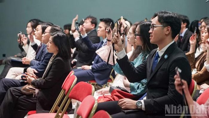 Các đại biểu tham gia biểu quyết tại đại hội.