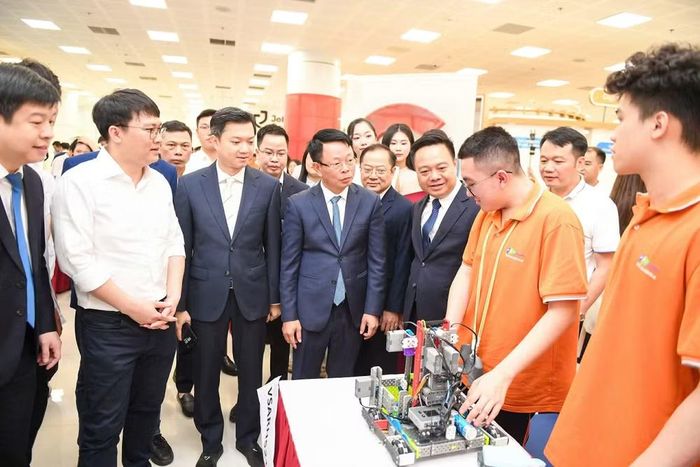 Các đại biểu cùng đại diện Ban tổ chức động viên học sinh trước giờ thi.