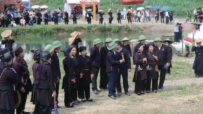 Hát Sli đối đáp bên dòng Bắc Sen. (Ảnh: TUẤN SƠN).