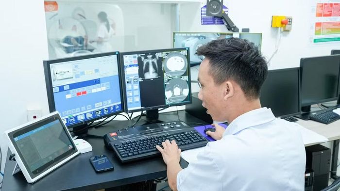 Chụp CT liều thấp để phát hiện kịp thời những bất thường, nốt mờ trên phổi.