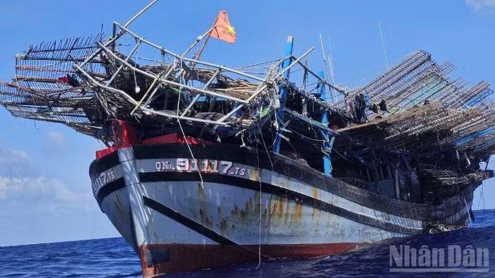 Tàu cá QNa 91117 TS cùng 57 thuyền viên bị một tàu hàng chưa rõ số hiệu va chạm gây thủng thân tàu nghiêm trọng.