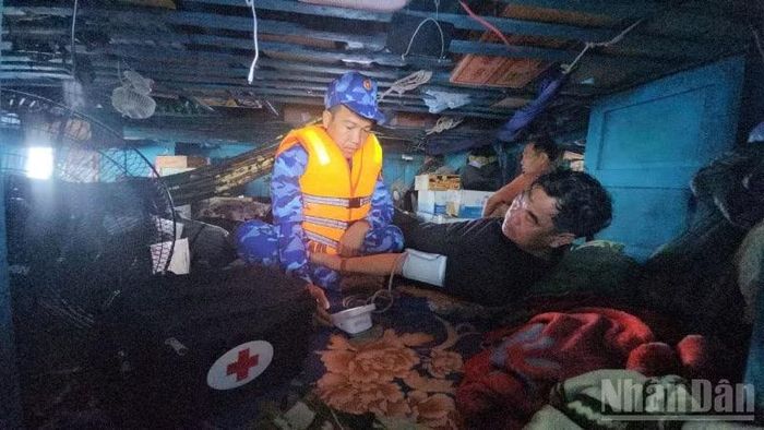 Quân y trên tàu 314 chăm sóc thuyền viên trên tàu cá bị nạn.
