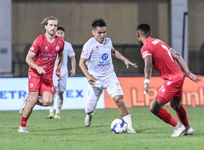 Nam Định vươn lên dẫn trước 2-1.