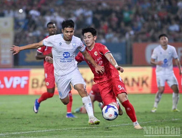 Nguyễn Đình Bắc mang về bàn mở tỷ số cho đội chủ nhà Công an Hà Nội.