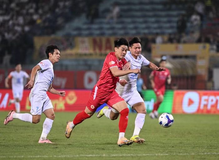 Đình Bắc ghi bàn thắng đưa Công an Hà Nội vươn lên dẫn trước 3-2.
