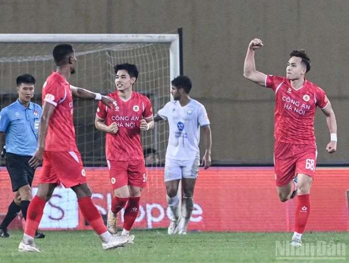Bùi Hoàng Việt Anh ăn mừng bàn thắng gỡ hòa cho Công an Hà Nội.