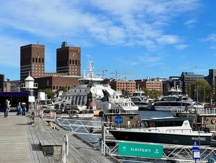 Aker Brygge là khu phố ven biển sầm uất và sang trọng của Oslo