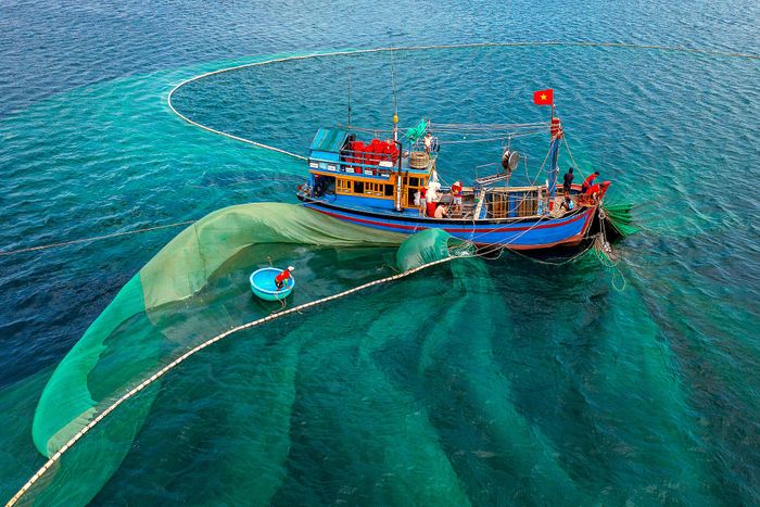Những cột mốc chủ quyền sống trên biển. Ảnh: NGUYỄN NGỌC LUÂN